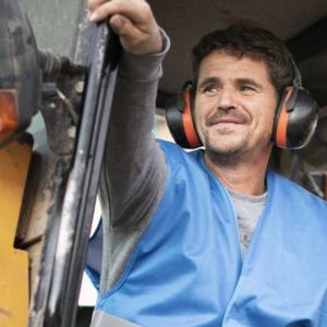 Управление фронтальным погрузчиком: права и рычаги