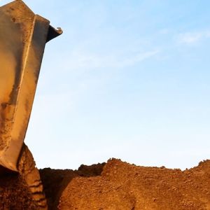 Как выбрать мини погрузчик: характеристики и особенности