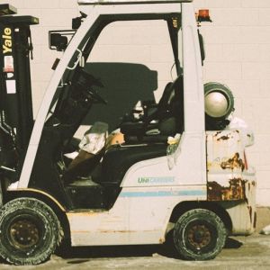 Управление вилочным погрузчиком: требования, принципы, правила