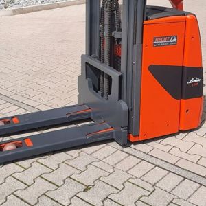 Как выбрать штабелёр для склада: сравнение разных типов