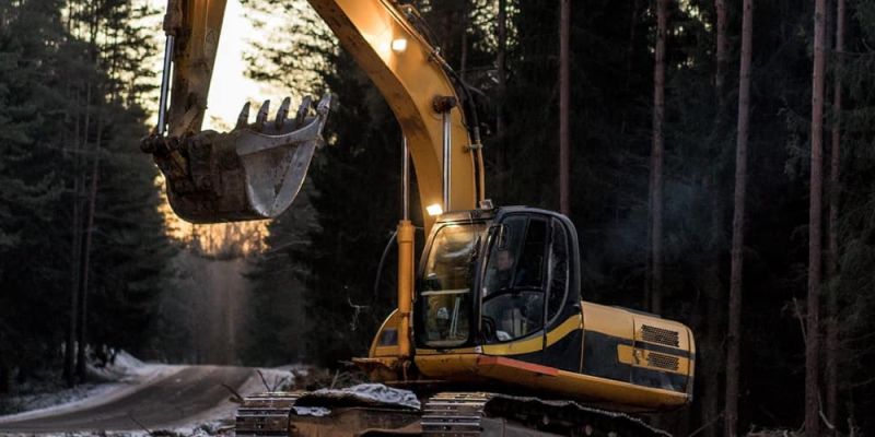 Разработка котлована экскаватором: особенности использования спецтехники