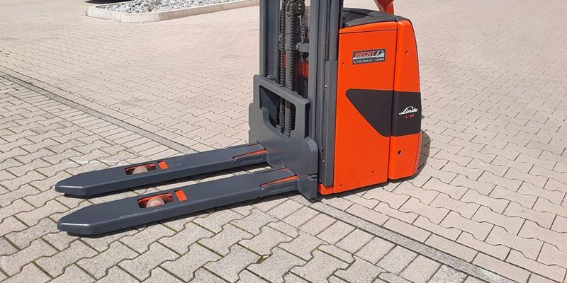 Как выбрать штабелёр для склада: сравнение разных типов